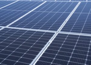 Des panneaux solaires en hiver captent l'énergie solaire malgré le froid, optimisant la production d'énergie renouvelable.