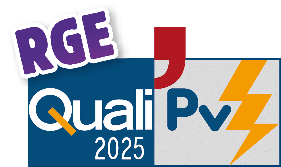 Logo RGE avec texte "QualiPV 2025" en bleu et icône d'éclair jaune, symbolisant une certification énergétique.