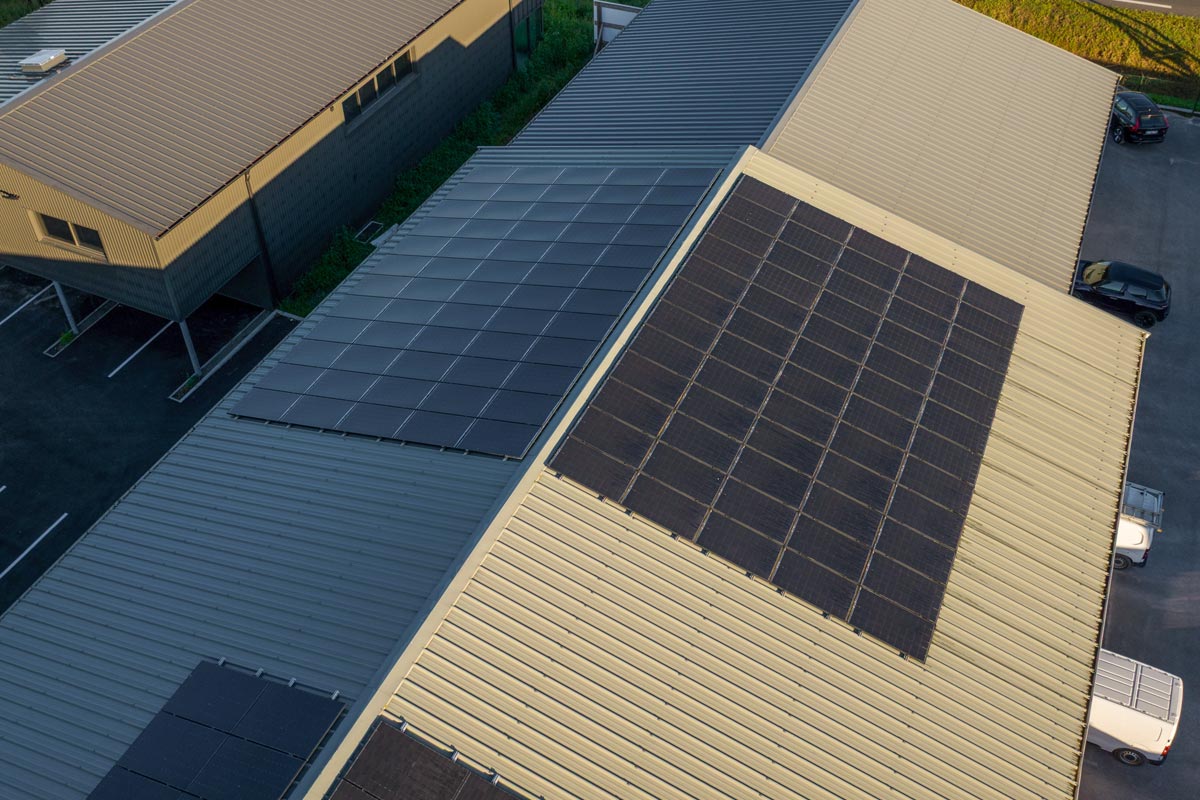 Installation photovoltaïque sur bâtiment professionnel avec parking