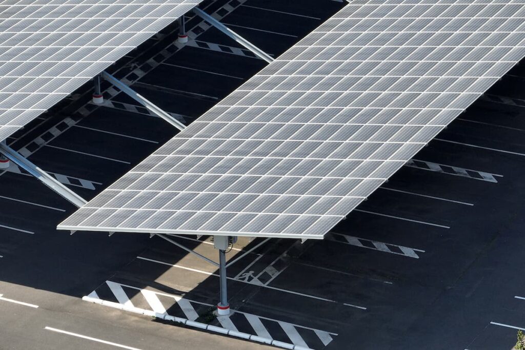 parking couvert par des panneaux solaires