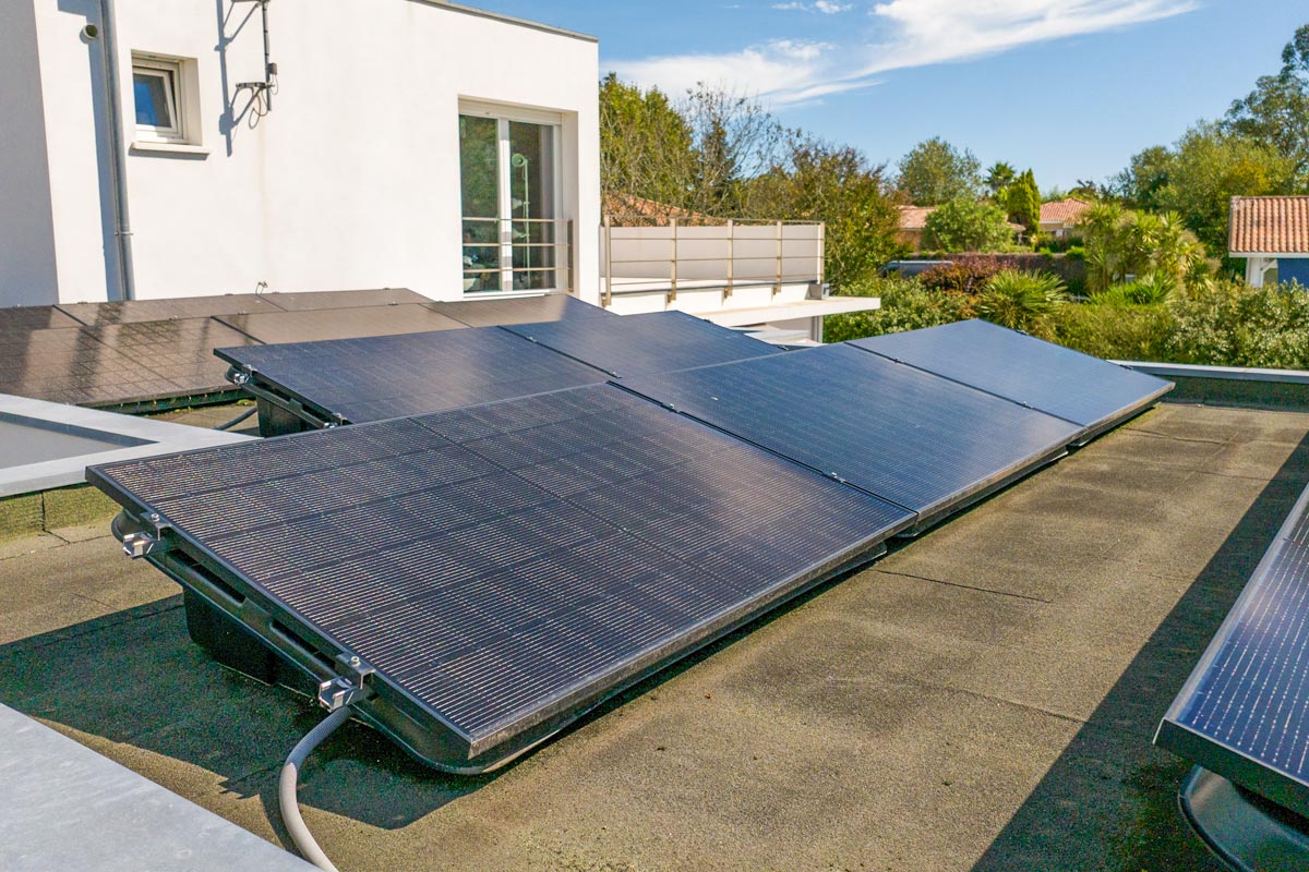 Modules photovoltaïques posés sur une toiture de faible pente