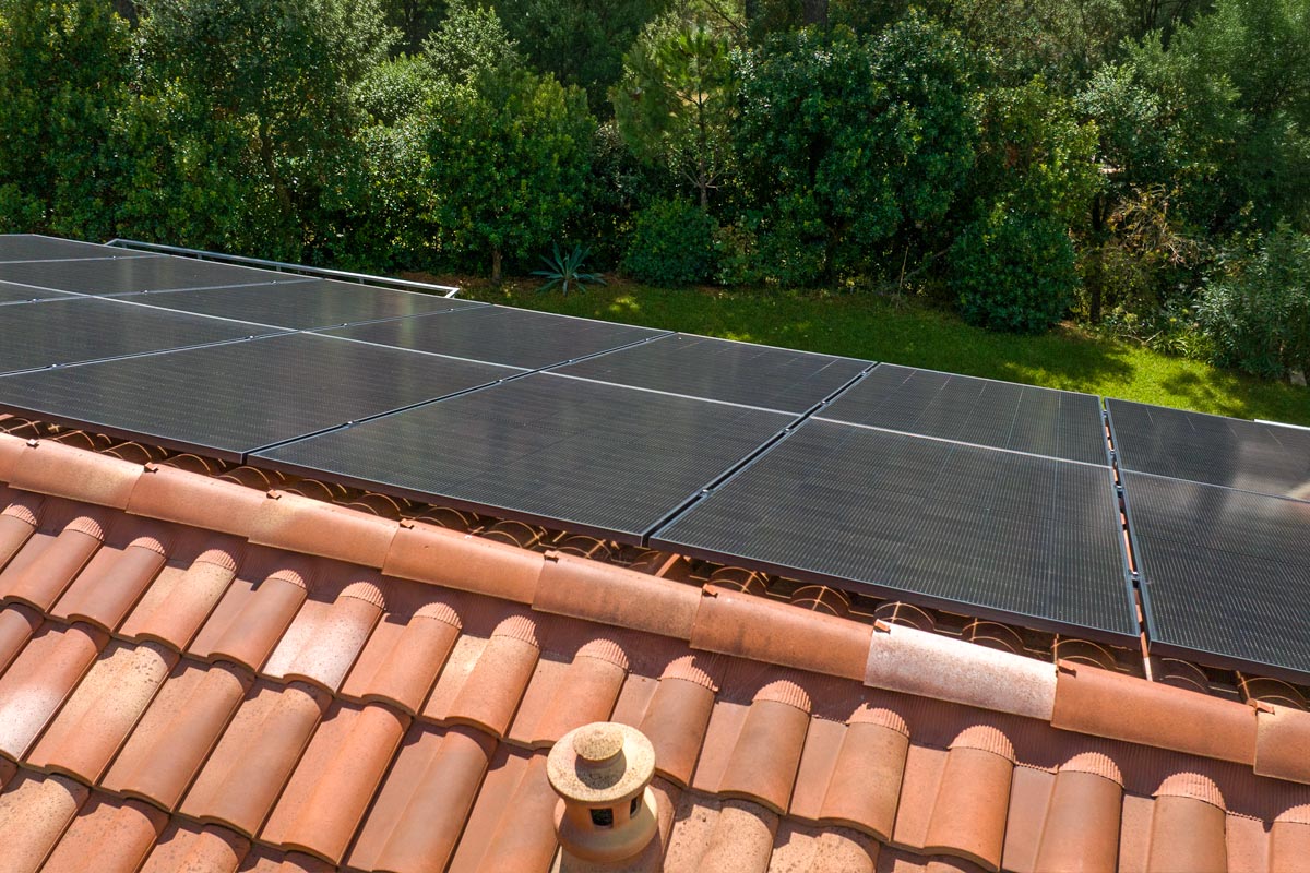 Modules photovoltaïques posés en surimposition sur une couverture en tuiles