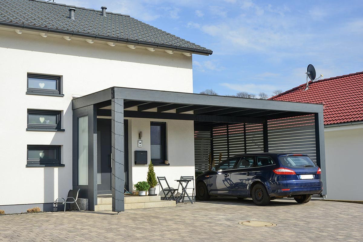 Carport abritant un véhicule devant une maison