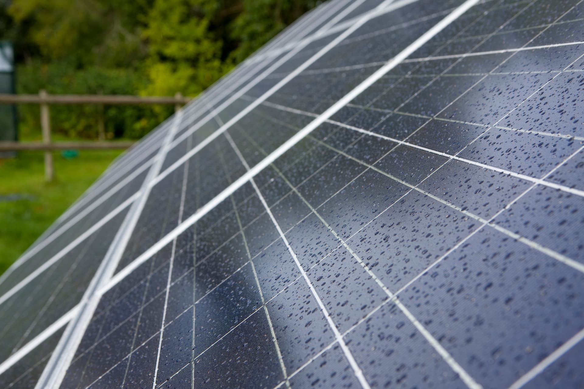 Panneaux solaires sous la pluie