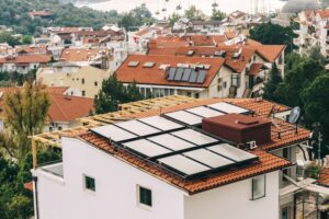 Panneaux solaires posés sur une toiture en tuiles de maison
