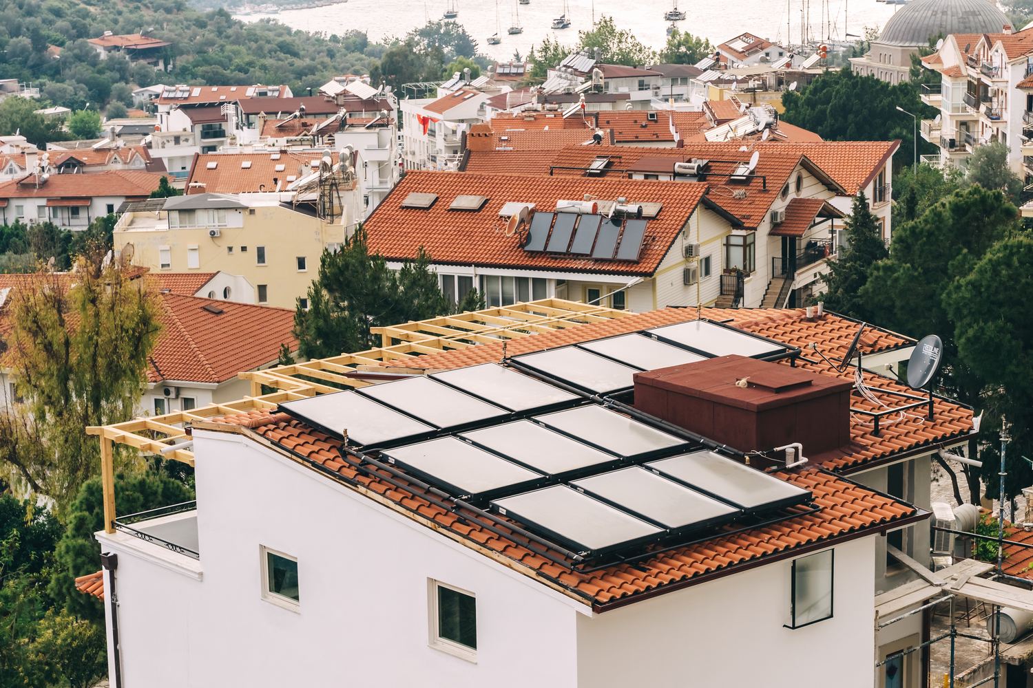 Panneaux solaires posés sur une toiture en tuiles de maison
