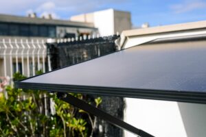 Panneau photovoltaïque posé en auvent au-dessus d'une terrasse